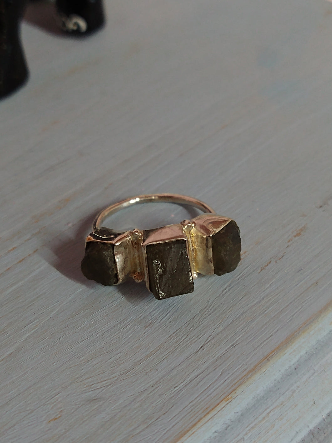 Slim band triple rough crystal ring