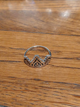 Silver large point and small point crown ring