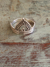 Point and dot silver ring